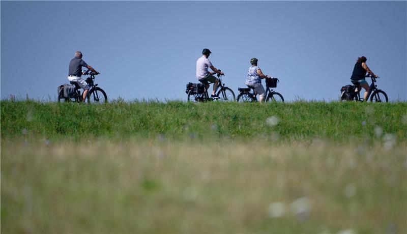 Radfahren auf dem Deich
