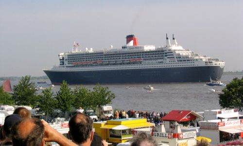 Kreuzfahrtschiffe auf der Elbe vor Hollern-Twielenfleth