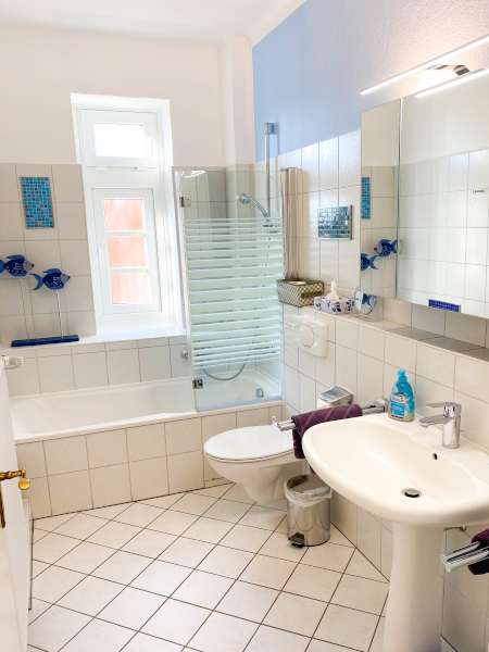 Badezimmer mit Duschwanne Ferienwohnung 1 Traumzeit 1