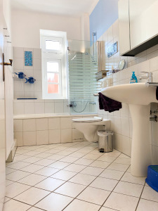 Badezimmer inkl. Duschwanne, Waschbecken und Spiegelschrank