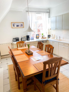 Ausziehbarer Esstisch in der K&uuml;che Ferienwohnung 1 Traumzeit