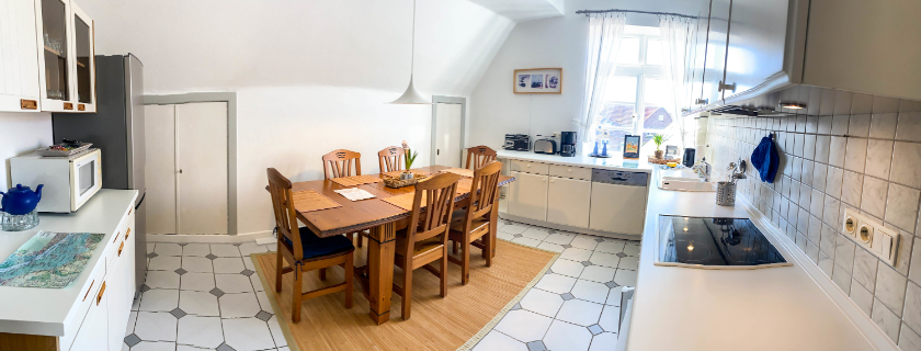 Ger&auml;umige K&uuml;che f&uuml;r bis zu acht Personen