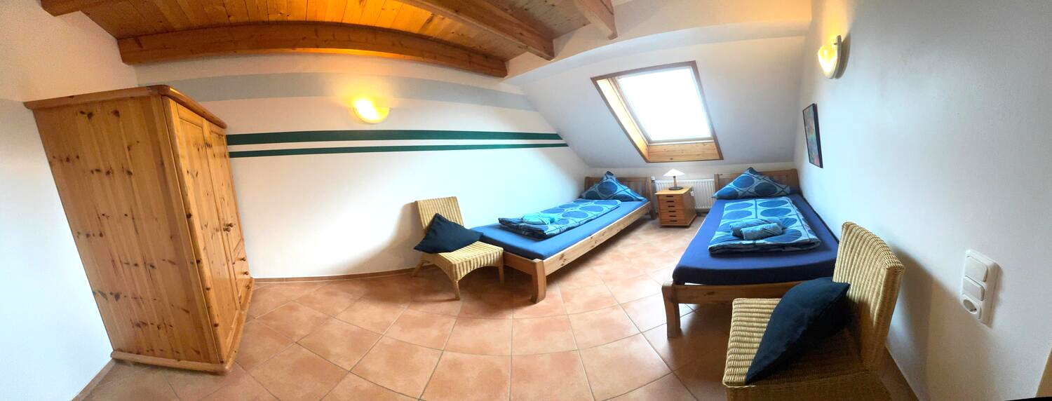 Schlafzimmer 2 mit 2 Einzelbetten und ein Hochbett Ferienwohnung 4